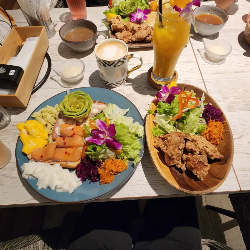 Hawaiian meal set with salad, karaage, smoked salmon, and tropical drinks at Kapuka Café in Chatan, Okinawa