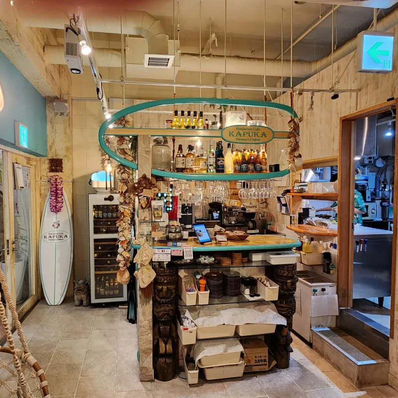 Counter area with tropical decor at Hawaiian Café Kapuka in American Village, Chatan