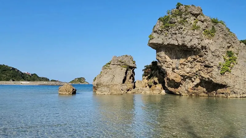 Grand rocher entouré d’une eau calme et limpide à Hamahigajima