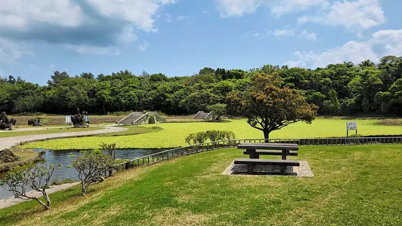 Picknickbereich und Treppen im Sportpark Kitanakagusuku Okinawa