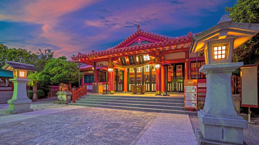 Sanctuaire Ichi-no-Miya illuminé au crépuscule à Okinawa