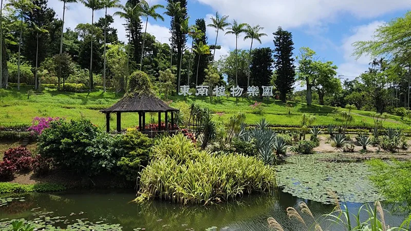 Panoramic view of the Southeast Botanical Garden with its pond and tropical vegetation
