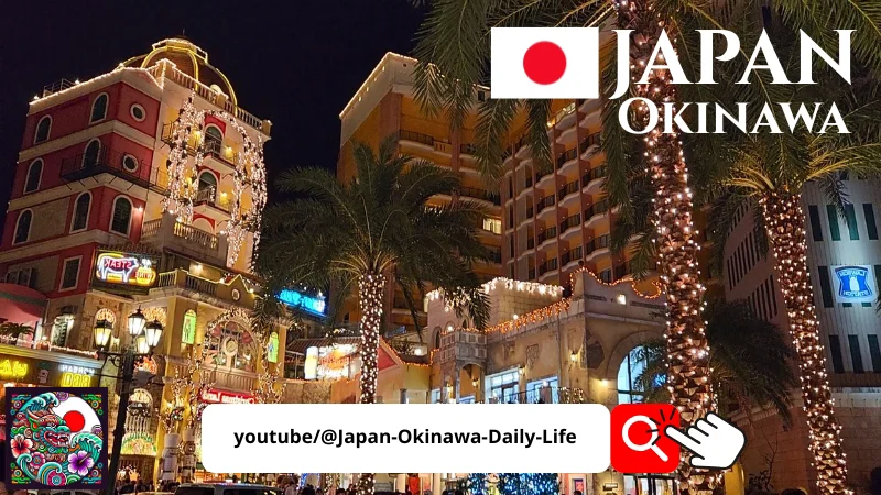 Palmiers illuminés et bâtiments colorés décorés de lumières de Noël à l’American Village de Chatan, Okinawa, Japon.