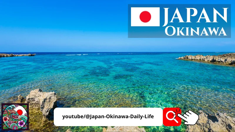 Mer turquoise et côte rocheuse sous un ciel bleu éclatant sur l’île de Hamahiga à Okinawa, Japon.
