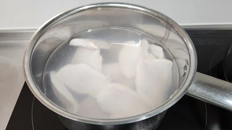 鶏スープを作るために、鍋の昆布だしに加えられた鰹節。
