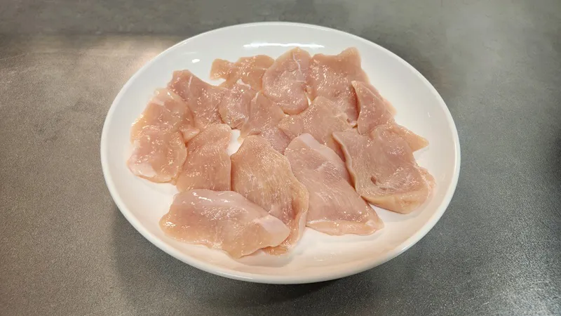生の鶏むね肉をスライスして皿に並べたもの。
