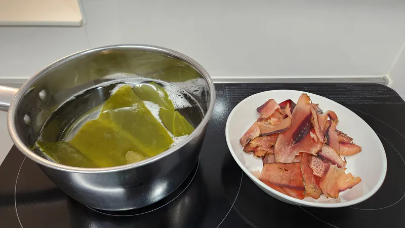 加熱前に冷水に浸した乾燥昆布。

