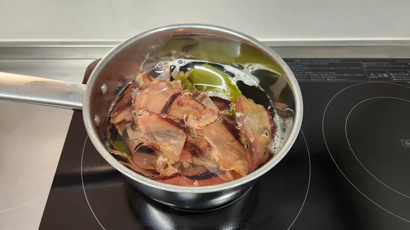 鰹節の横で水に浸された昆布。
