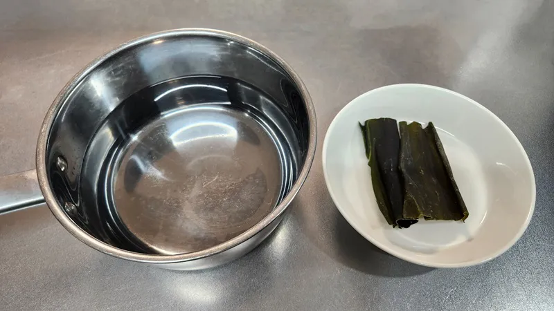 キッチンスケールで量られた乾燥昆布。
