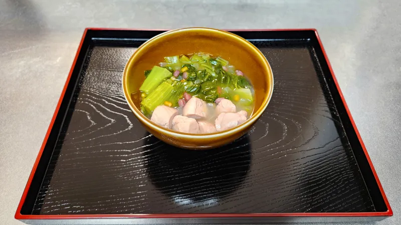 野菜と豆が入った自家製の鶏スープの器。