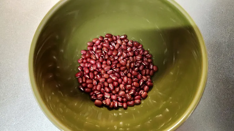 ボウルに入った乾燥小豆。
