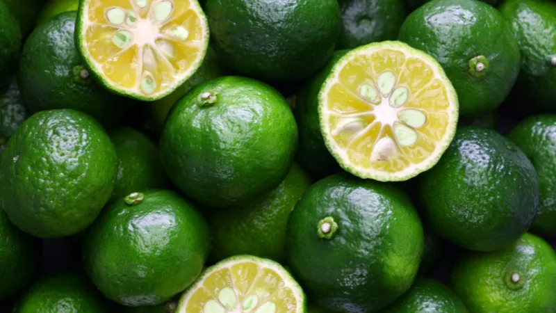 Tas de shikuwasa entiers et coupés en deux.
